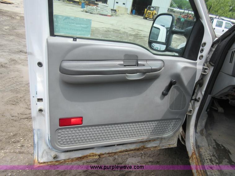 image for item K7869 2002 Ford F250 Super Duty flatbed pickup truck