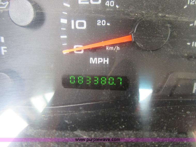 image for item K7869 2002 Ford F250 Super Duty flatbed pickup truck