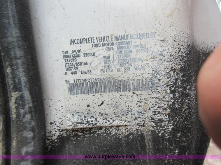 image for item K7869 2002 Ford F250 Super Duty flatbed pickup truck