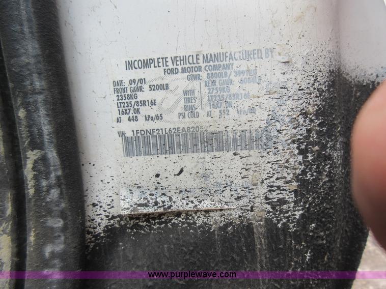 image for item K7869 2002 Ford F250 Super Duty flatbed pickup truck