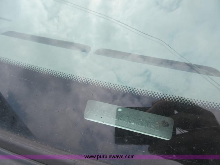 image for item K7869 2002 Ford F250 Super Duty flatbed pickup truck