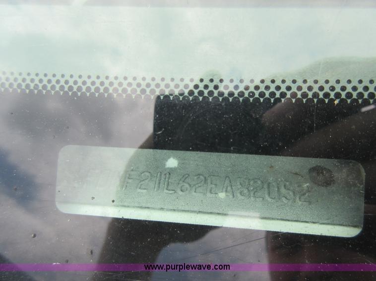 image for item K7869 2002 Ford F250 Super Duty flatbed pickup truck