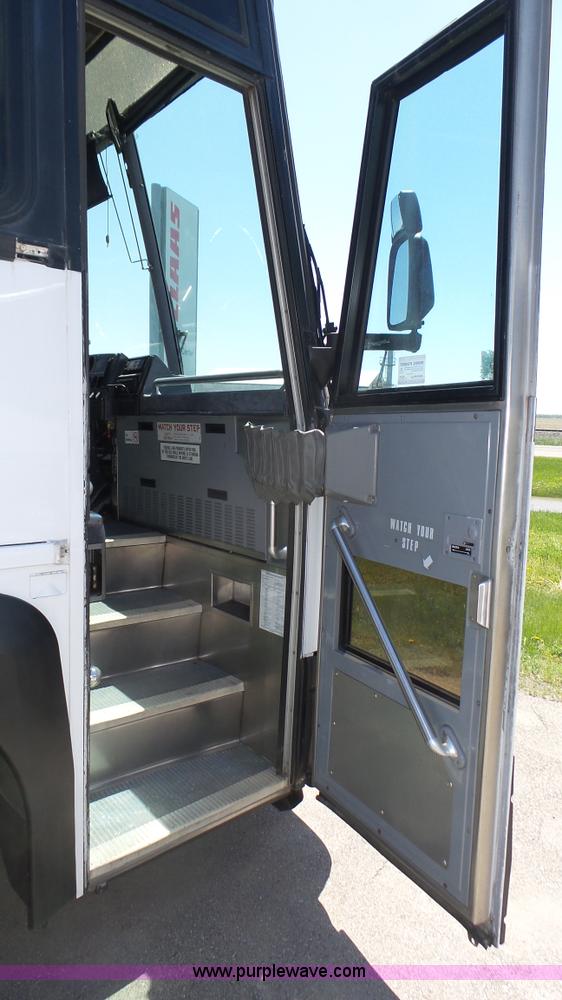 image for item K8290 1995 MCI 102-D3 coach bus