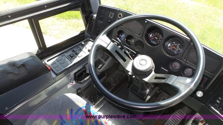 image for item K8290 1995 MCI 102-D3 coach bus