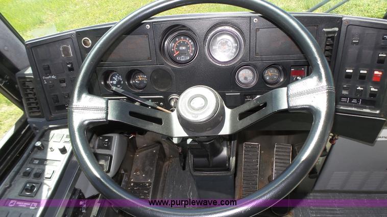 image for item K8290 1995 MCI 102-D3 coach bus