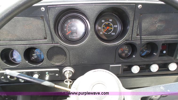 image for item K8290 1995 MCI 102-D3 coach bus