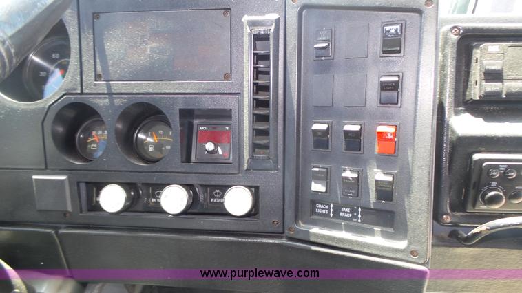 image for item K8290 1995 MCI 102-D3 coach bus