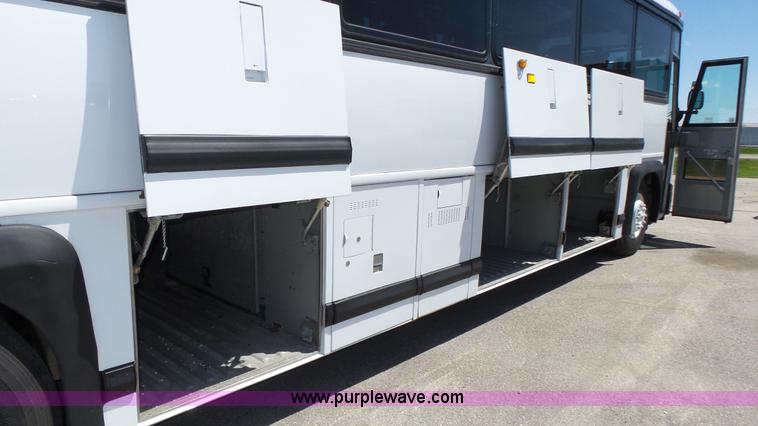 image for item K8290 1995 MCI 102-D3 coach bus