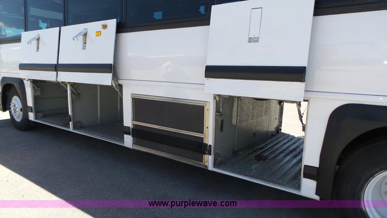 image for item K8290 1995 MCI 102-D3 coach bus
