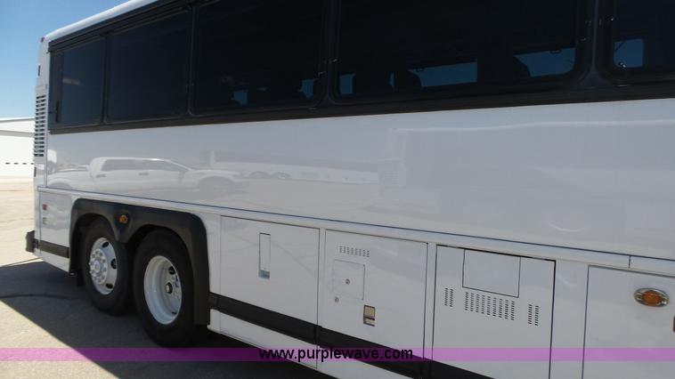 image for item K8290 1995 MCI 102-D3 coach bus