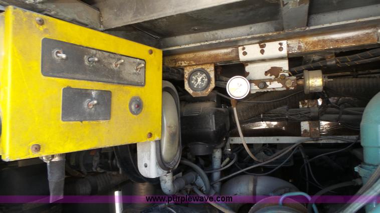 image for item K8290 1995 MCI 102-D3 coach bus