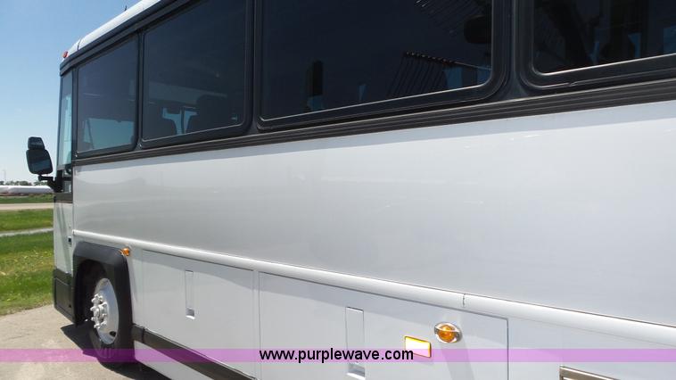 image for item K8290 1995 MCI 102-D3 coach bus