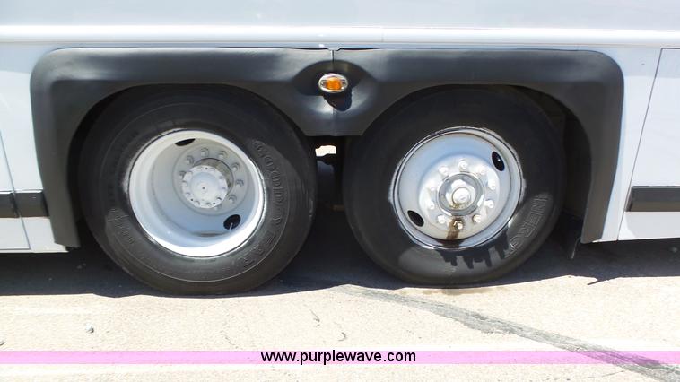 image for item K8290 1995 MCI 102-D3 coach bus