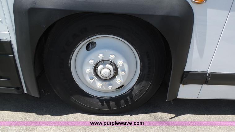 image for item K8290 1995 MCI 102-D3 coach bus