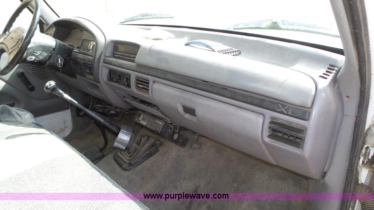 image for item K8295 1997 Ford F350 XL flatbed pickup truck