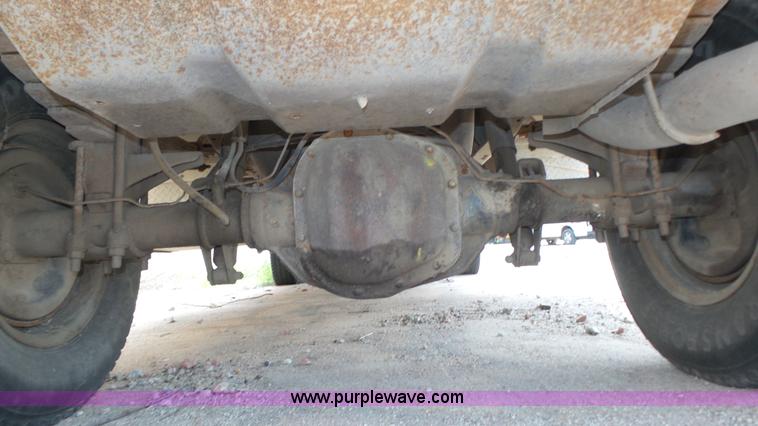 image for item K8295 1997 Ford F350 XL flatbed pickup truck