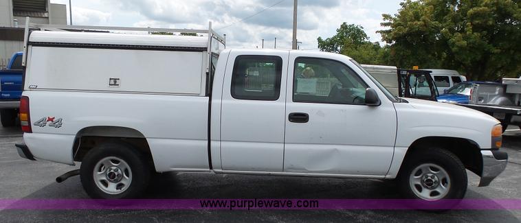 image for item L2035 2002 GMC Sierra 1500 Ext. Cab pickup truck