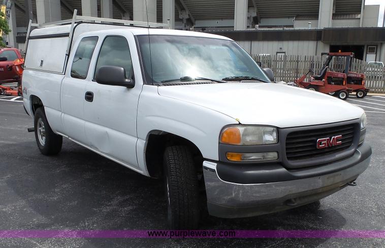 image for item L2035 2002 GMC Sierra 1500 Ext. Cab pickup truck