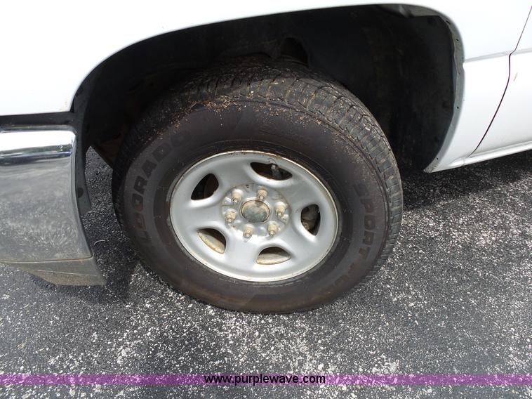 image for item L2035 2002 GMC Sierra 1500 Ext. Cab pickup truck