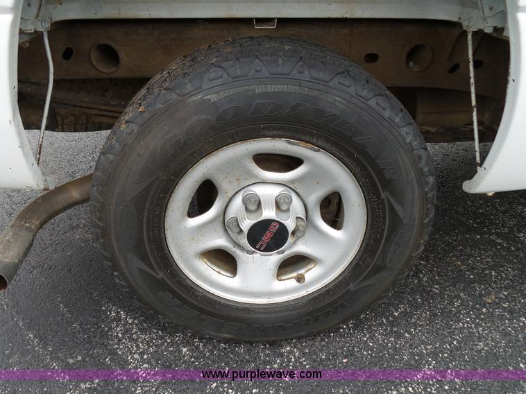 image for item L2035 2002 GMC Sierra 1500 Ext. Cab pickup truck