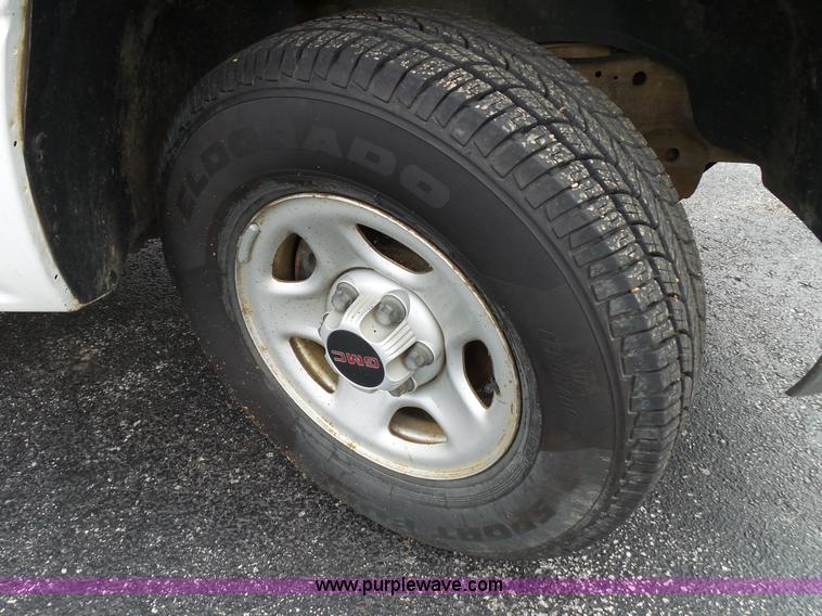 image for item L2035 2002 GMC Sierra 1500 Ext. Cab pickup truck