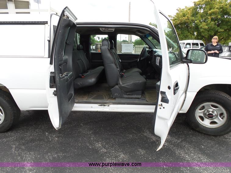 image for item L2035 2002 GMC Sierra 1500 Ext. Cab pickup truck