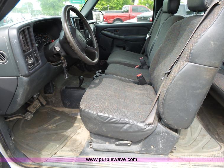 image for item L2035 2002 GMC Sierra 1500 Ext. Cab pickup truck