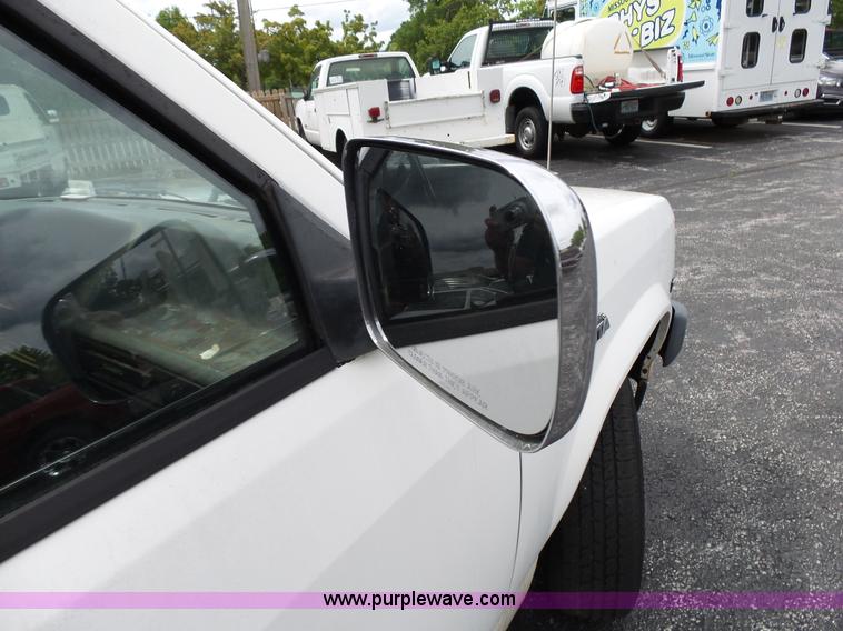 image for item L2037 1990 Dodge Dakota pickup truck