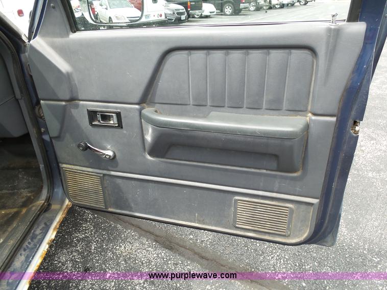 image for item L2037 1990 Dodge Dakota pickup truck