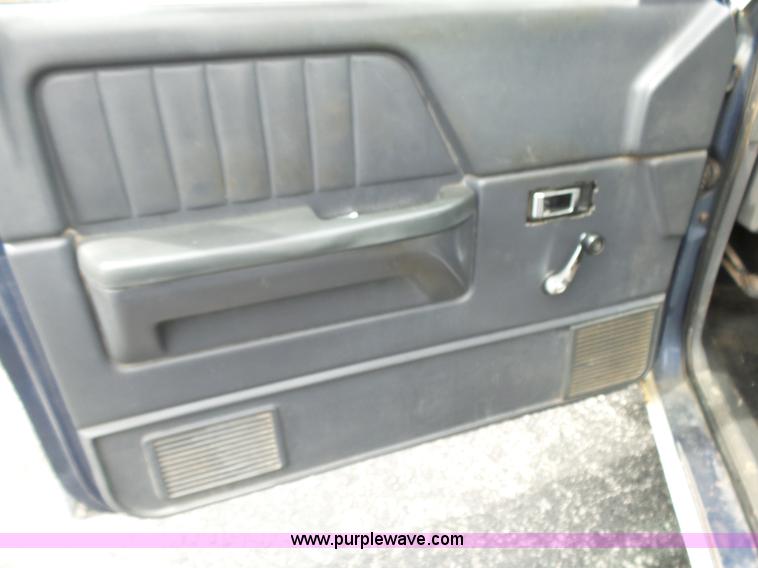 image for item L2037 1990 Dodge Dakota pickup truck