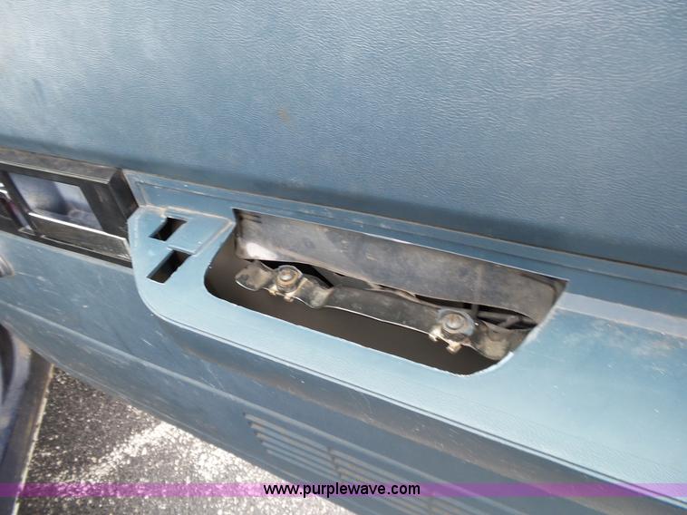 image for item L2038 1994 GMC 1500 utility truck