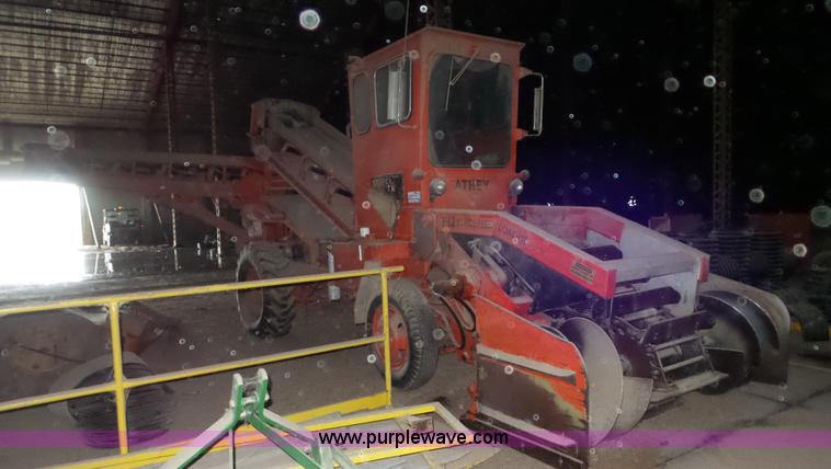 image for item L2067 1991 Athey 7-12 force feed loader