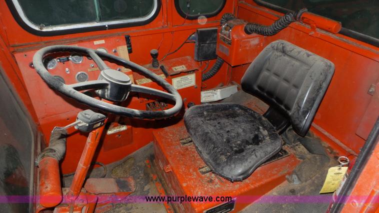 image for item L2067 1991 Athey 7-12 force feed loader