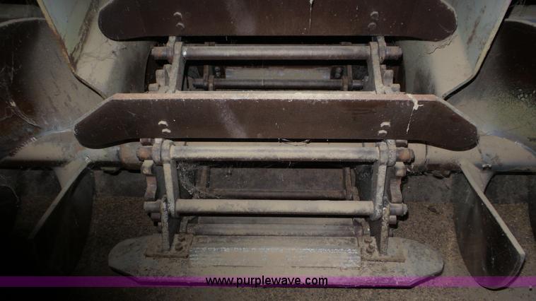 image for item L2067 1991 Athey 7-12 force feed loader