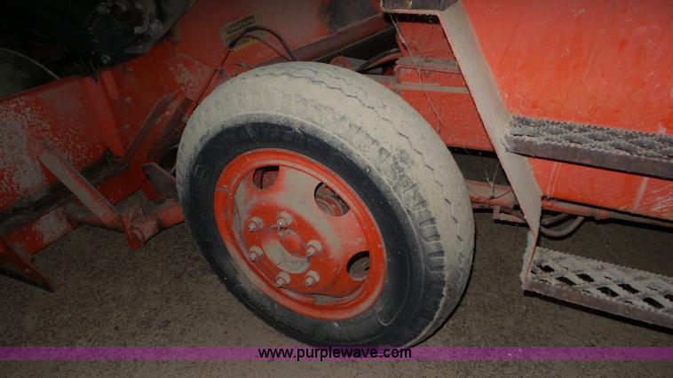 image for item L2067 1991 Athey 7-12 force feed loader