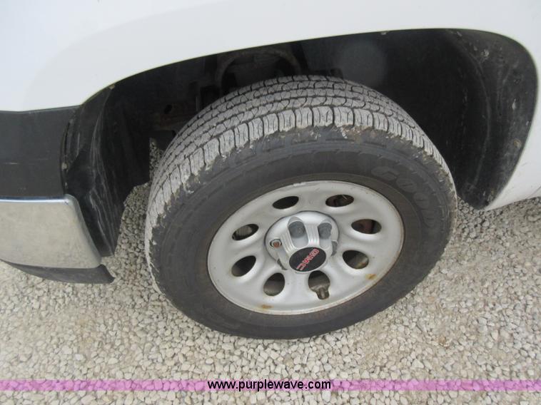 image for item L2752 2008 GMC Sierra 1500 pickup truck