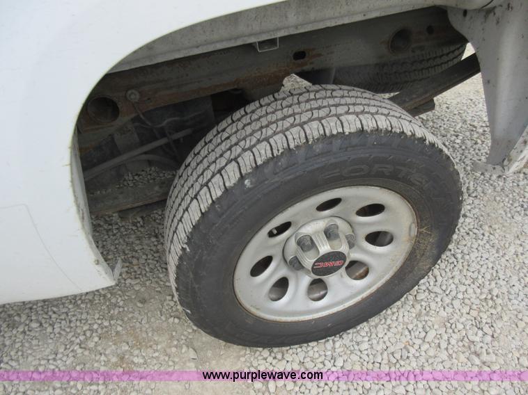 image for item L2752 2008 GMC Sierra 1500 pickup truck