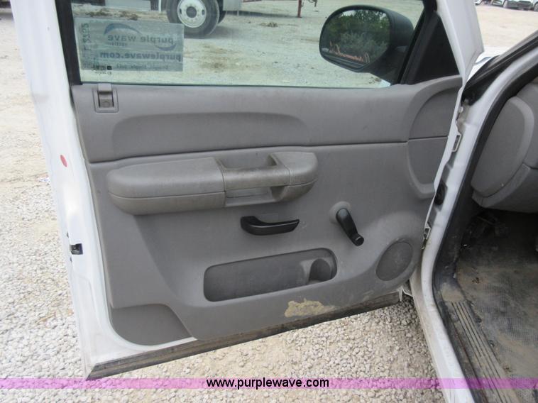 image for item L2752 2008 GMC Sierra 1500 pickup truck