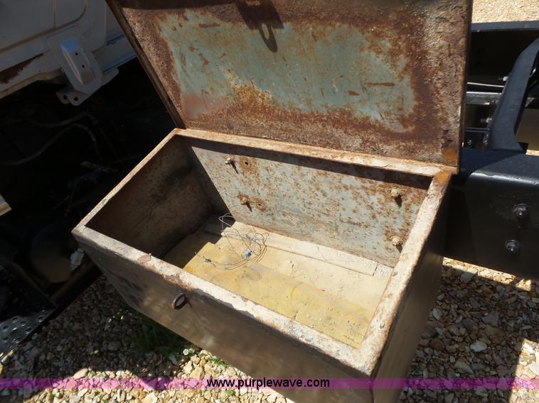 image for item L6357 1995 Freightliner FL70 truck cab and chassis