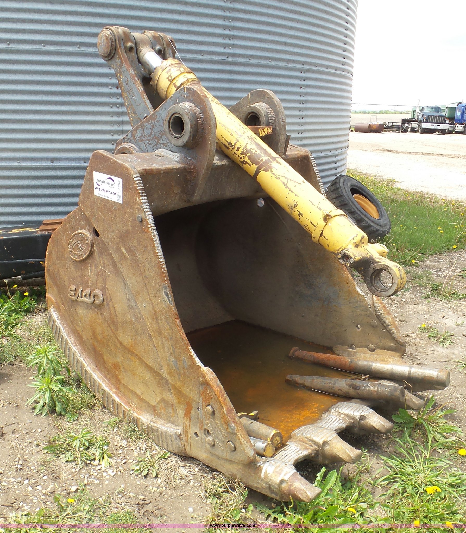 Esco excavator bucket in Clyde, KS Item L2082 sold Purple Wave
