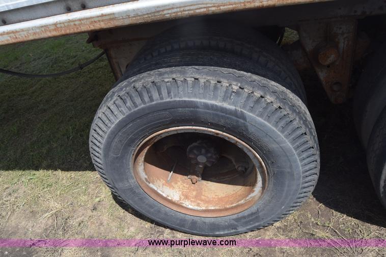 image for item K6693 1983 Miller dry van trailer