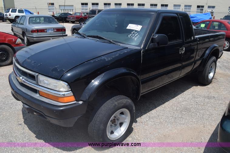 image for item K7389 2000 Chevrolet S10 pickup truck