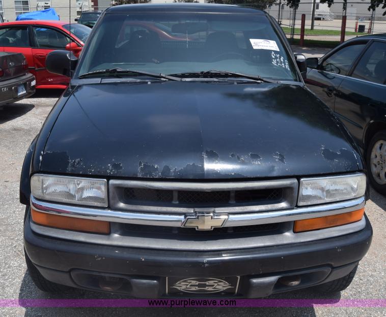 image for item K7389 2000 Chevrolet S10 pickup truck