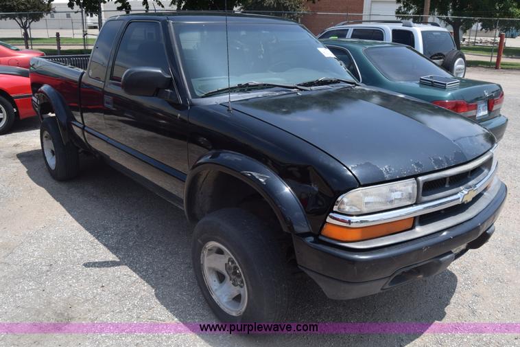 image for item K7389 2000 Chevrolet S10 pickup truck