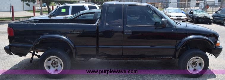 image for item K7389 2000 Chevrolet S10 pickup truck