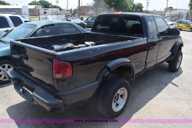 image for item K7389 2000 Chevrolet S10 pickup truck