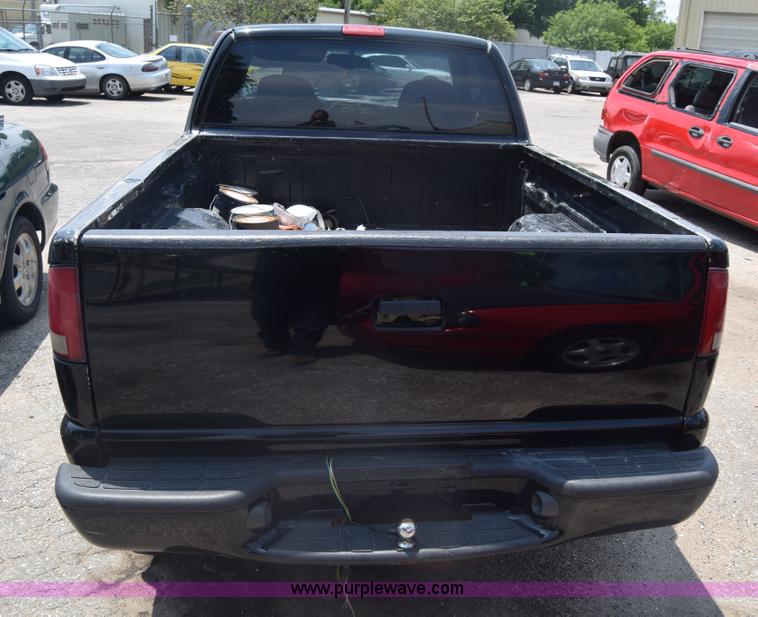 image for item K7389 2000 Chevrolet S10 pickup truck