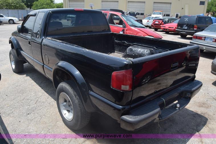 image for item K7389 2000 Chevrolet S10 pickup truck