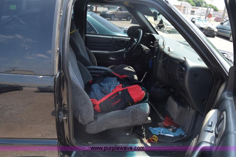 image for item K7389 2000 Chevrolet S10 pickup truck