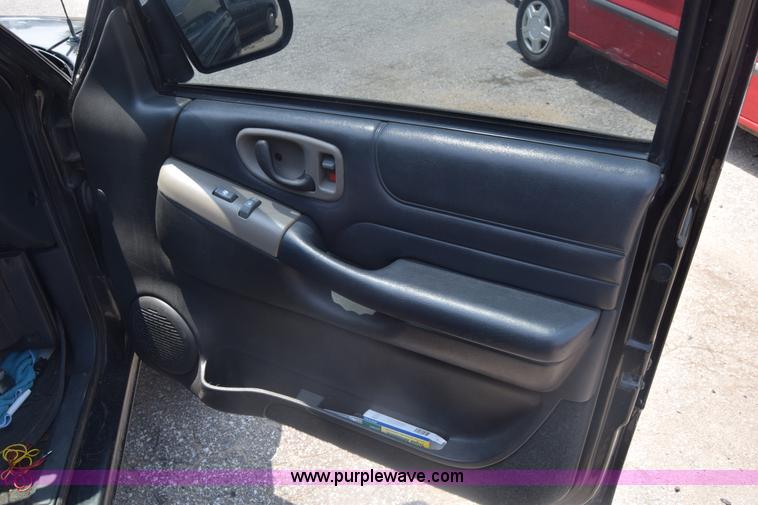 image for item K7389 2000 Chevrolet S10 pickup truck